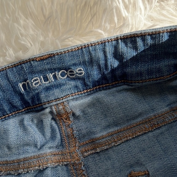 MAURICE’S Medium Wash Distressed Raw Edge Mid Rise Cropped Jeans, Size 10, GUC. - Picture 8 of 9